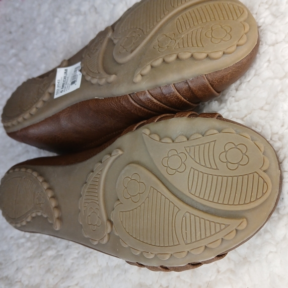 Pop Brown Flats with Crisscross Design - Picture 8 of 9